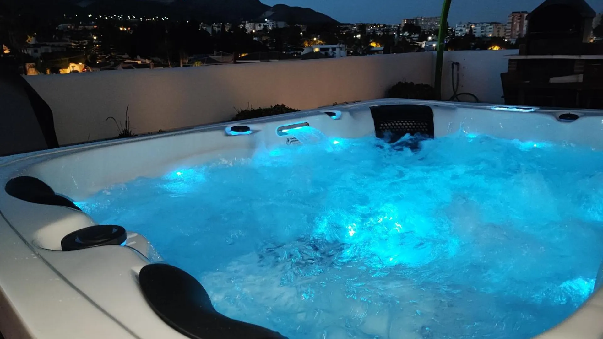 Isla De Benalmadena 1, Jacuzzi, 80M From The Sea, Ac, Bbq, Private Parking, Big Terrace Apartment 0*,  Spain